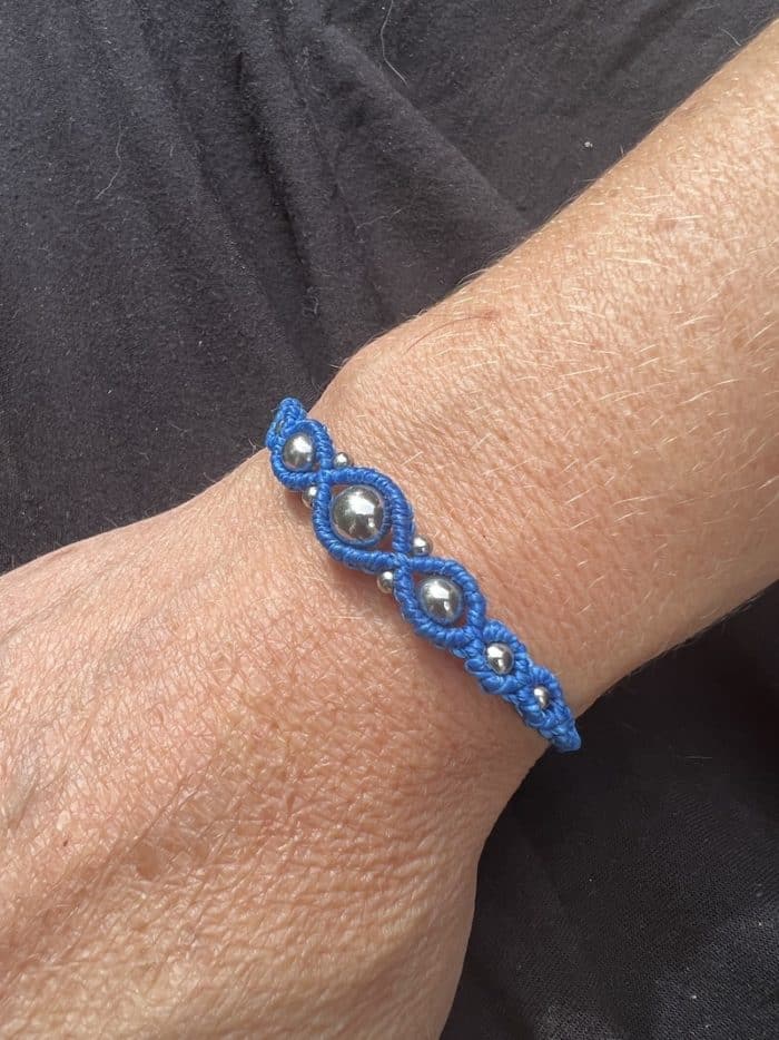 Bracelet bleu électrique perles inox porté